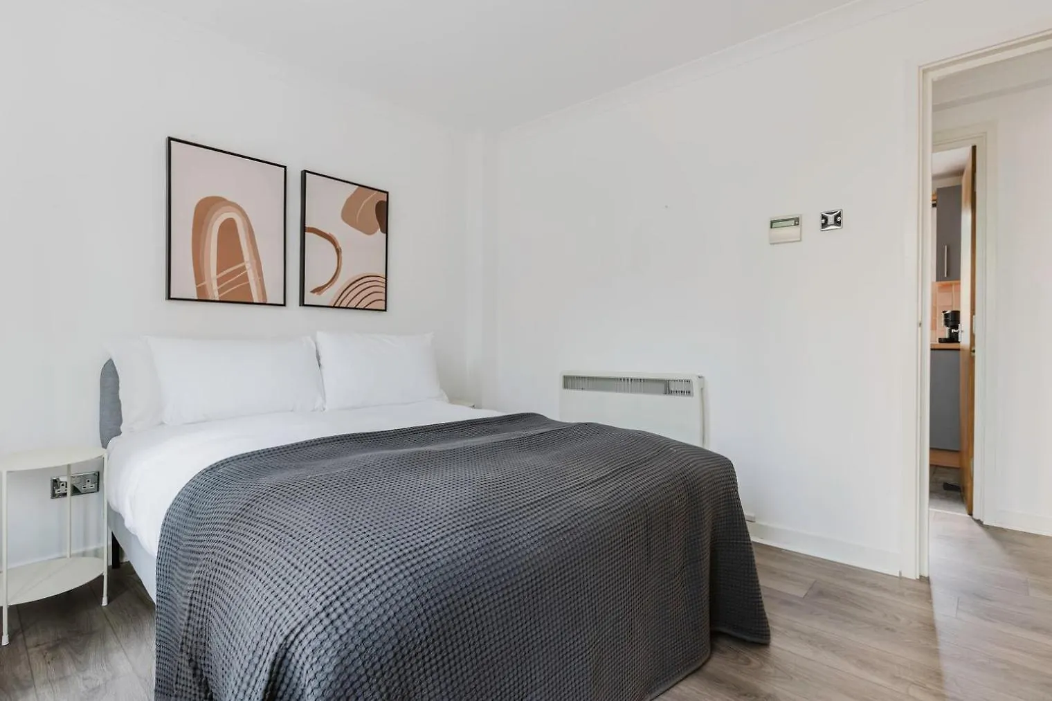 Blueground City Of London Furniture Included Lon-578 0*,